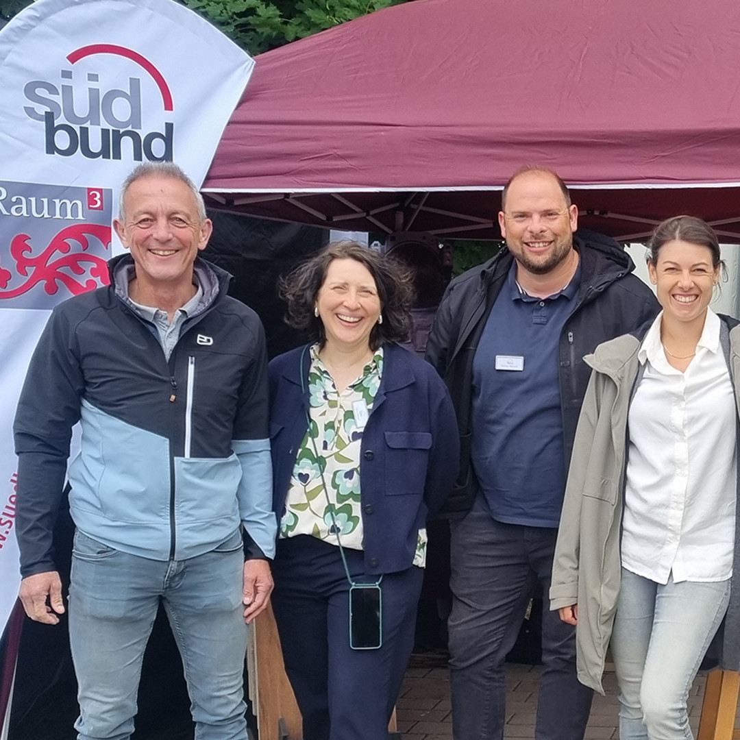Südbund Miarbeiter an ihrem Stand beim Holzakzente Sommerfest 2026
