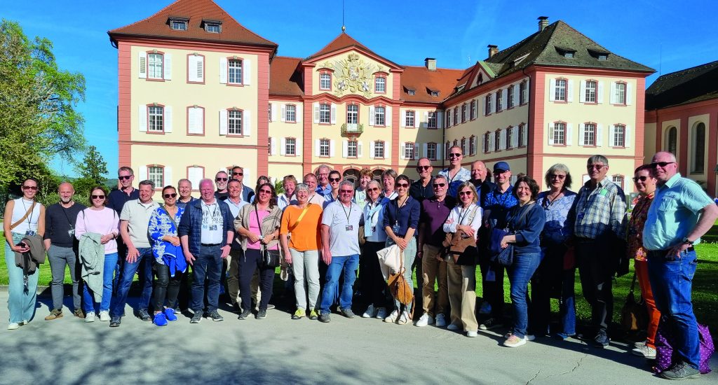 Teilnehmer der Raum3-Konzepttage vor dem Schloss auf der Insel Mainau.