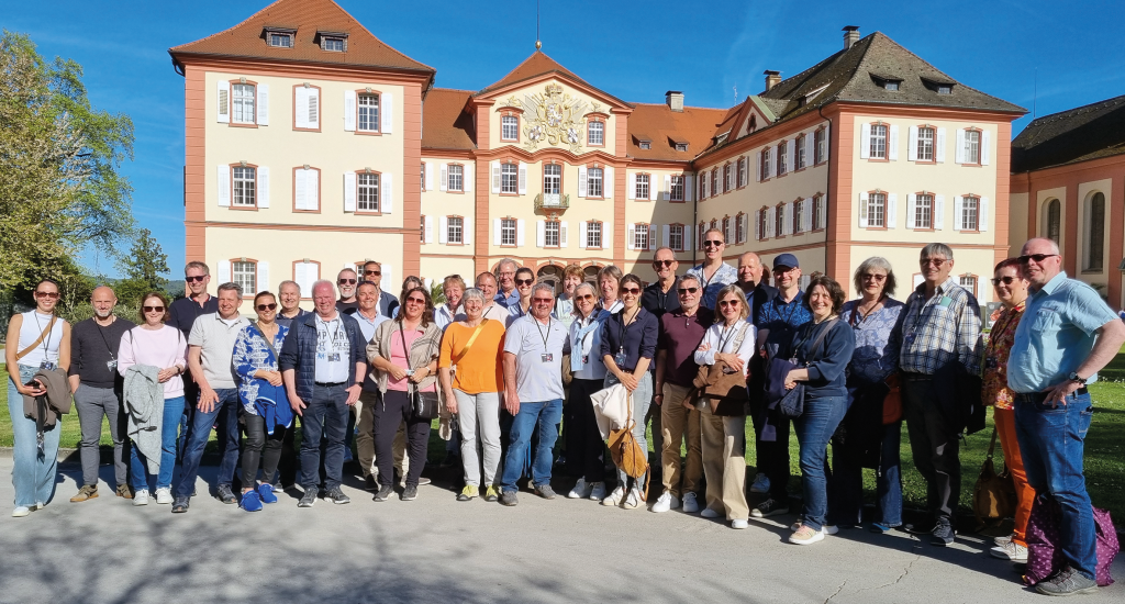 Teilnehmer der Raum3-Konzepttage vor dem Schloss auf der Insel Mainau am Bodensee.