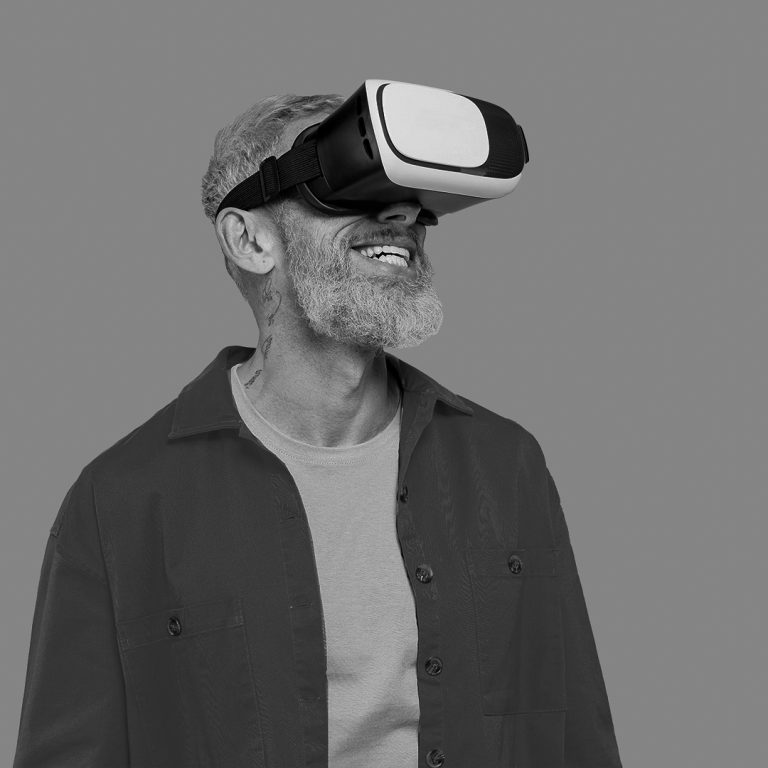 Mann mit VR Brille