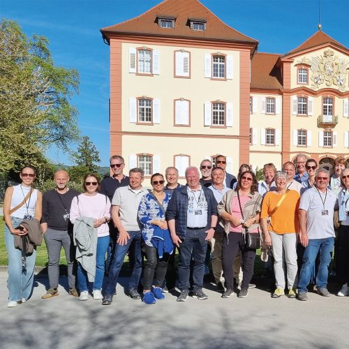 Teilnehmer der Raum3-Konzepttage vor dem Schloss auf der Insel Mainau am Bodensee.